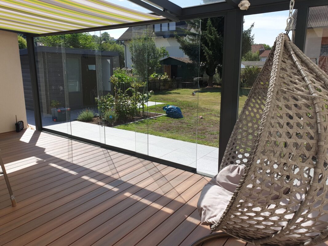 Innenliegende Markise als Sonnenschutz im Kaltwintergarten