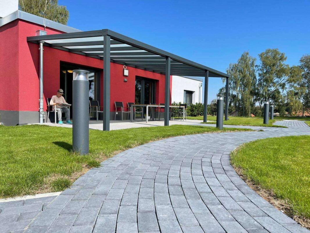 Terrassenüberdachung aus Aluminium am Einfamilienhaus